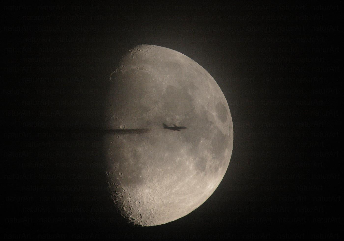 Repülőgép a Hold előtt