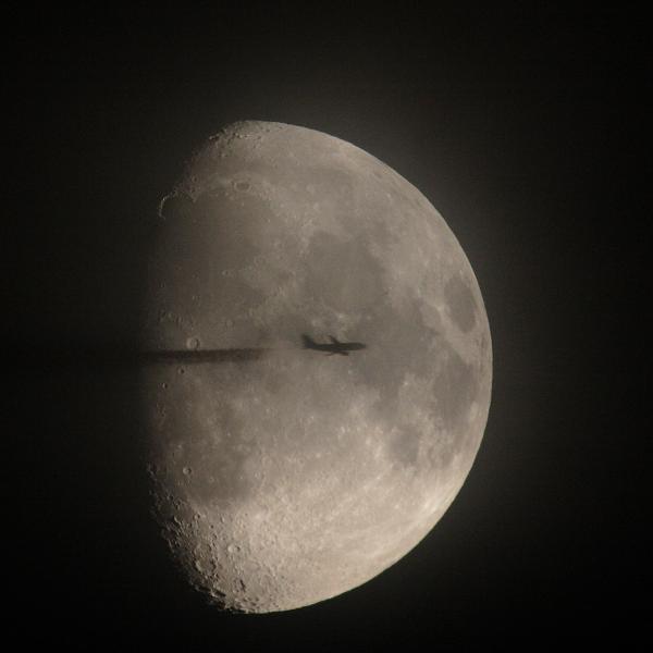 Repülőgép a Hold előtt